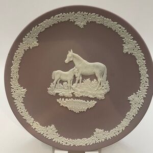 1981 WEDGWOOD LILAC JASPERWARE MOTHERS DAY